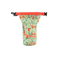 Saco impermeável multiusos Pop In da Close, com padrão de orangotangos e folhas tropicais em tons de verde e laranja. O saco está aberto na parte superior, revelando o sistema de fecho de enrolar com um clip preto e fita laranja.