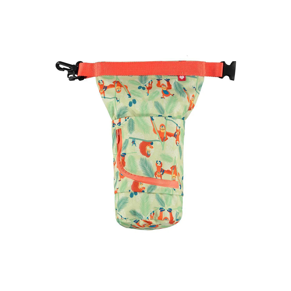 Saco impermeável multiusos Pop In da Close, com padrão de orangotangos e folhas tropicais em tons de verde e laranja. O saco está aberto na parte superior, revelando o sistema de fecho de enrolar com um clip preto e fita laranja.