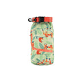 Saco impermeável multiusos Pop In da Close, com padrão de orangotangos e folhas tropicais em tons de verde e laranja. O saco está fechado na parte superior, enrolado e com o clip preto e fita laranja a segurar o fecho.