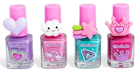 Quatro vernizes Martinelia Super Girl para crianças, com tampas decoradas de coração, nuvem, estrela e coroa, em tons pastel.