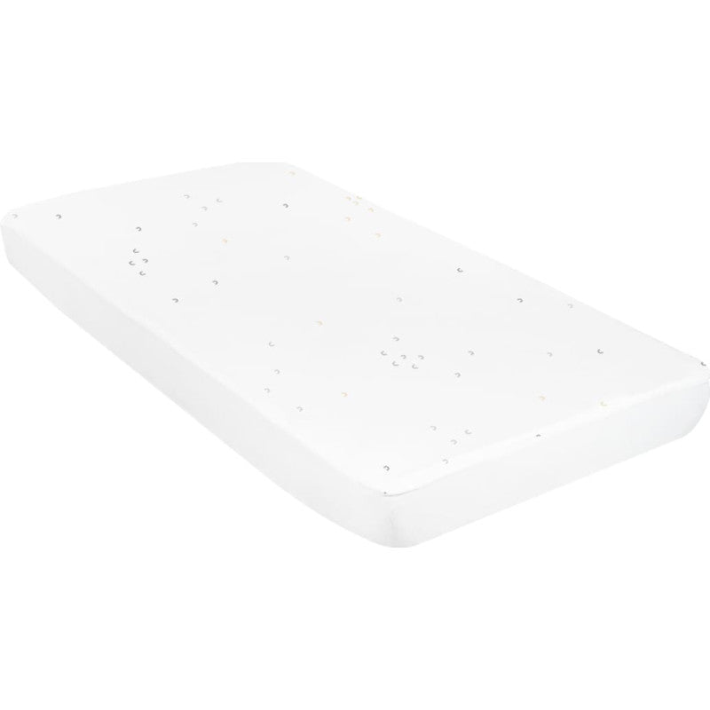 Lençol/resguardo impermeável KikkaBoo branco para berço, com dimensões de 60x120x15cm, feito 100% algodão e com um padrão subtil de crescentes em tons neutros, ajustado a um colchão.