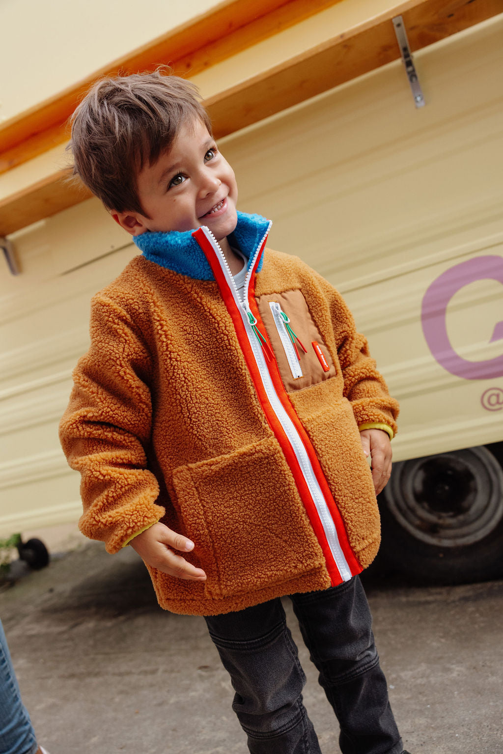 Veste polar Hello Hossy Blue Camel com forro polar, fecho de correr e bolso no peito, foto 4