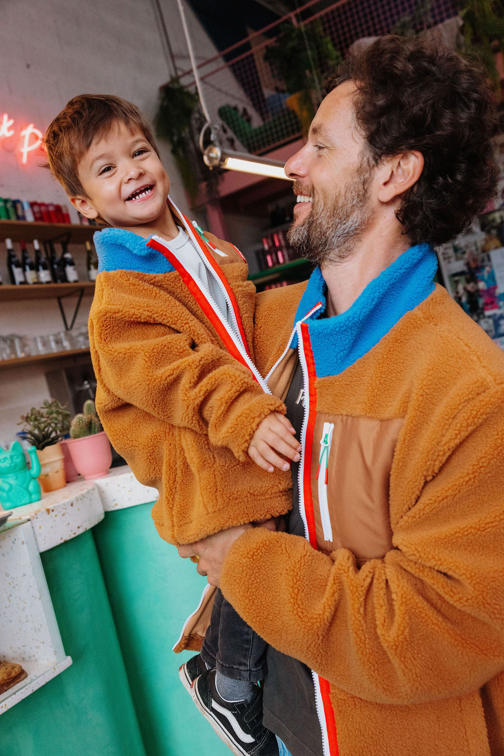 Veste polar Hello Hossy Blue Camel com forro polar, fecho de correr e bolso no peito, foto 3