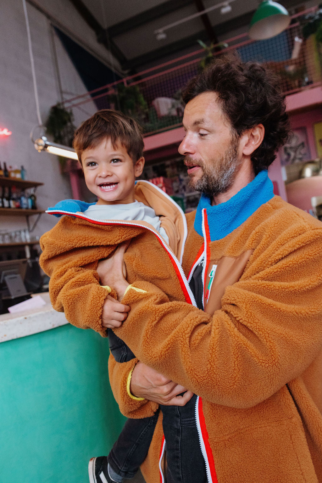 Veste polar Hello Hossy Blue Camel com forro polar, fecho de correr e bolso no peito, foto 5