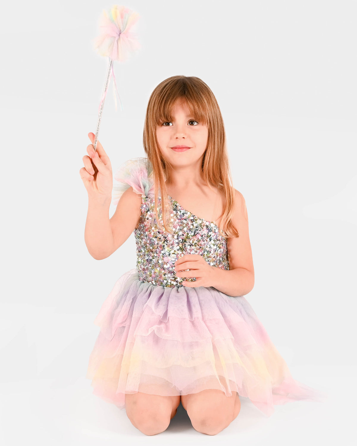 Vestido de fada arco-íris da Den Goda Fen com lantejoulas prateadas, saia de chiffon colorida e varinha