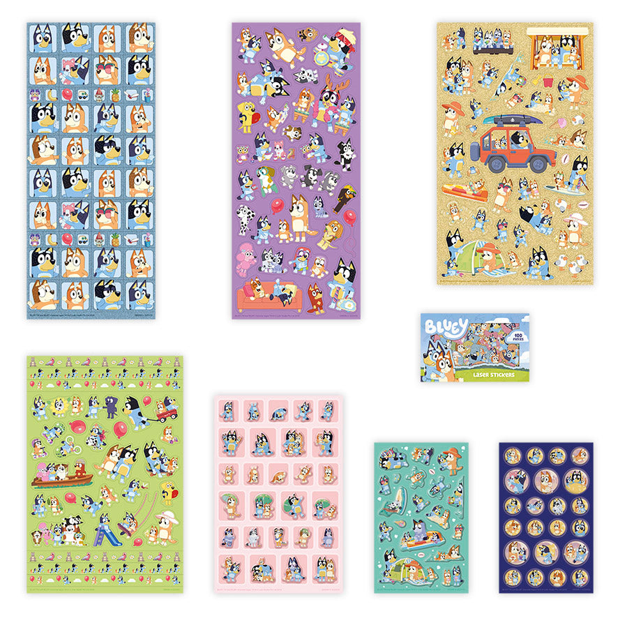 Detalhe de sete folhas de autocolantes Bluey incluídas no Super Set, ilustrando a grande variedade de personagens e cenas.
