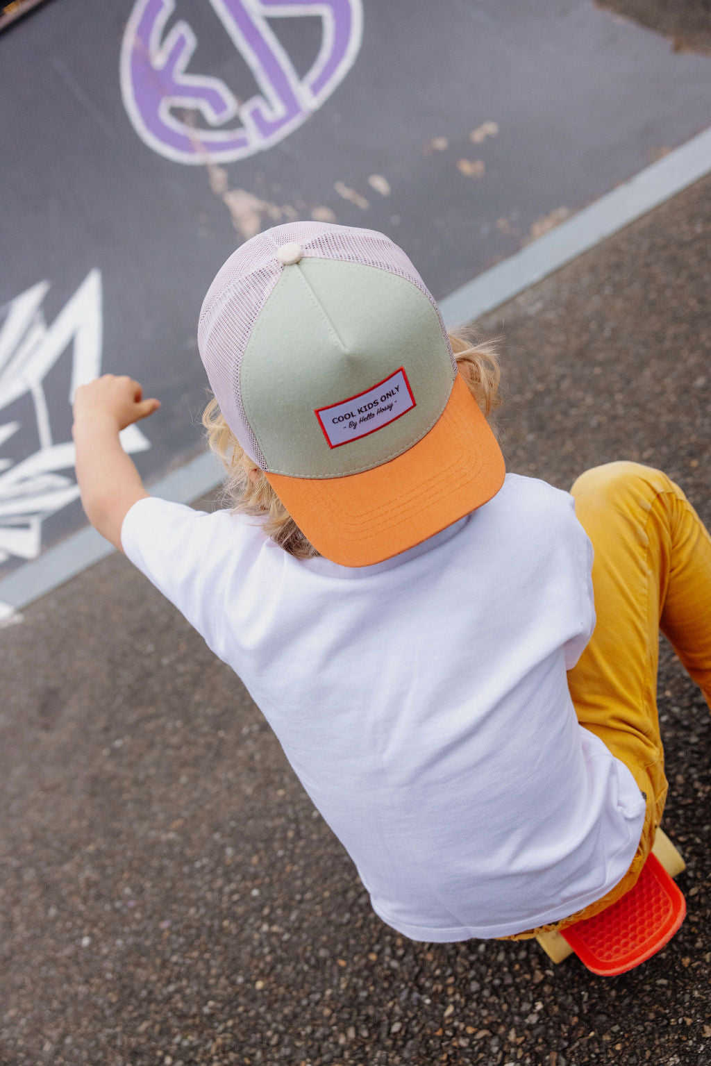 Pormenor do boné trucker Mini Anis da Hello Hossy, modelo eco-responsável de rede atrás