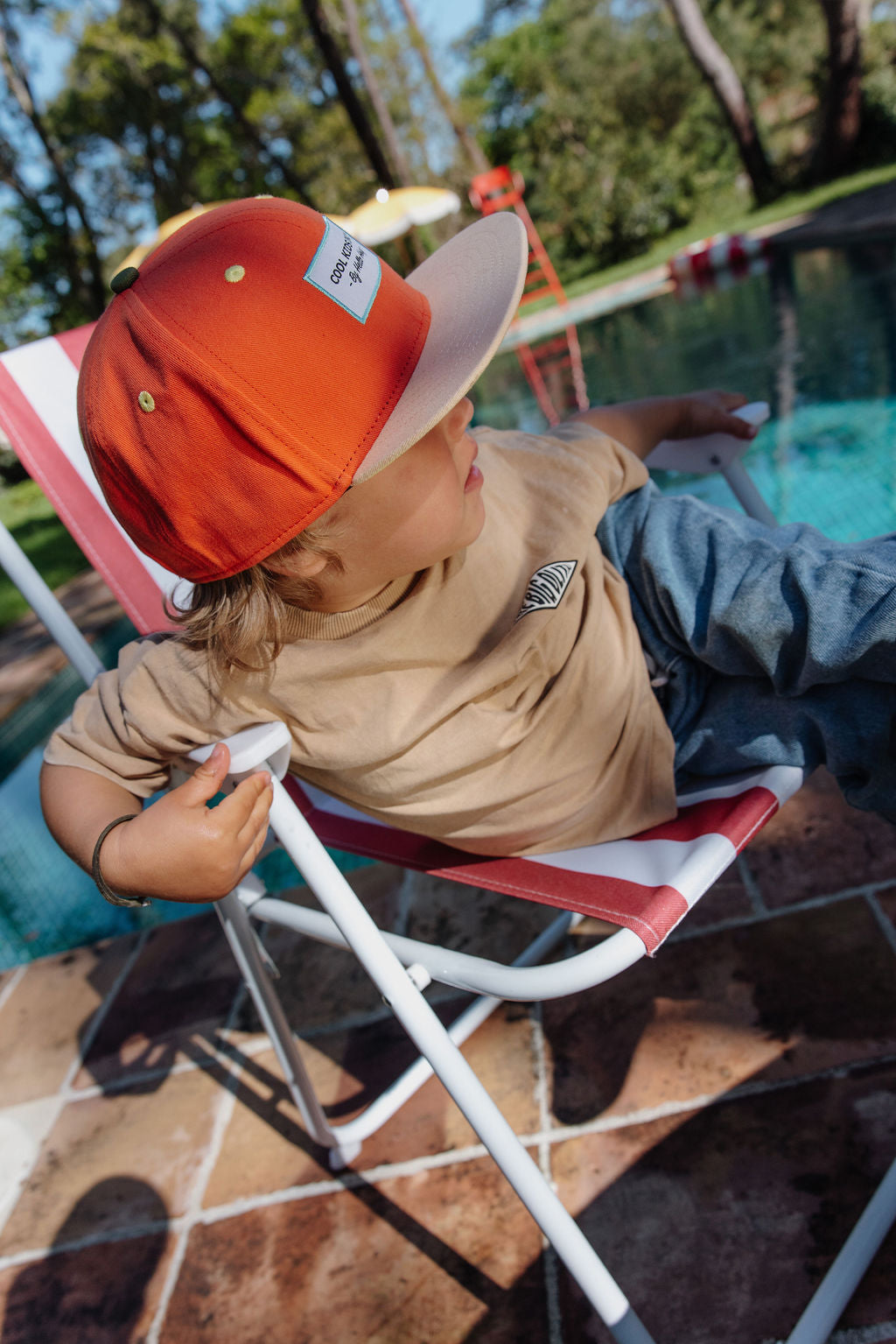 Pormenor do boné trucker Mini Sunrise da Hello Hossy, modelo eco-responsável de rede atrás