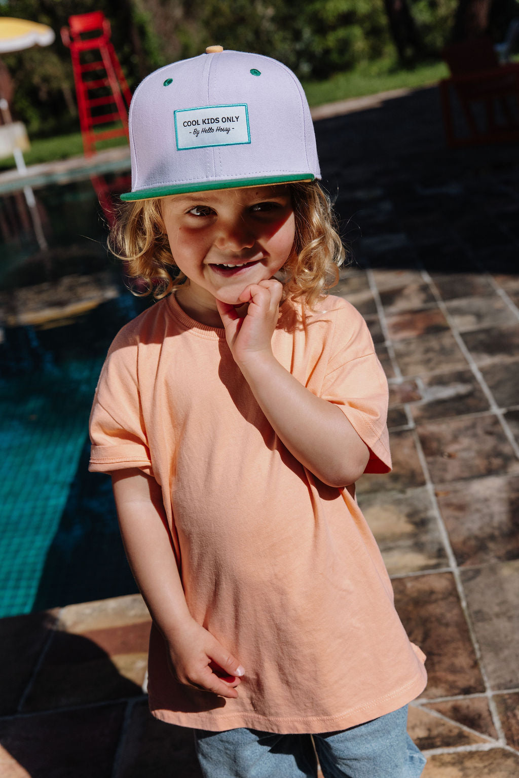 Pormenor do boné trucker Mini Greenberry da Hello Hossy, modelo eco-responsável de rede atrás