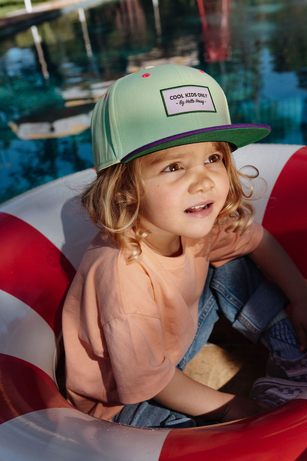 Pormenor do boné trucker Mini Mint da Hello Hossy, modelo eco-responsável de rede atrás