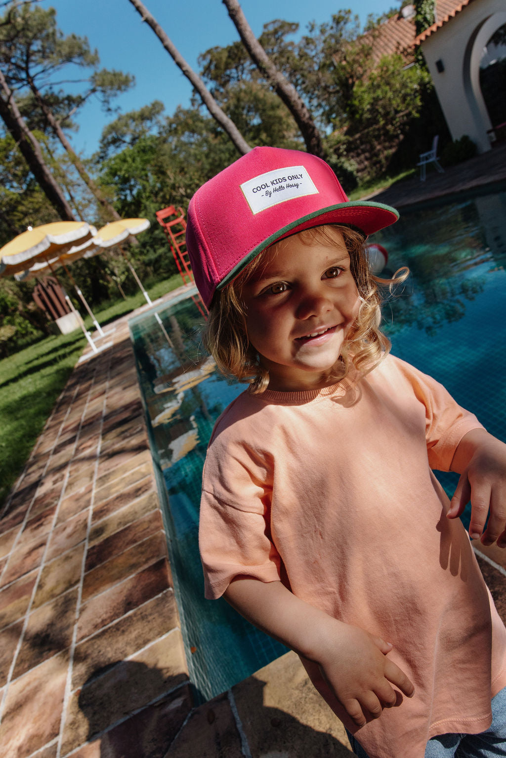 Pormenor do boné trucker Mini Fuchsia da Hello Hossy, modelo eco-responsável de rede atrás