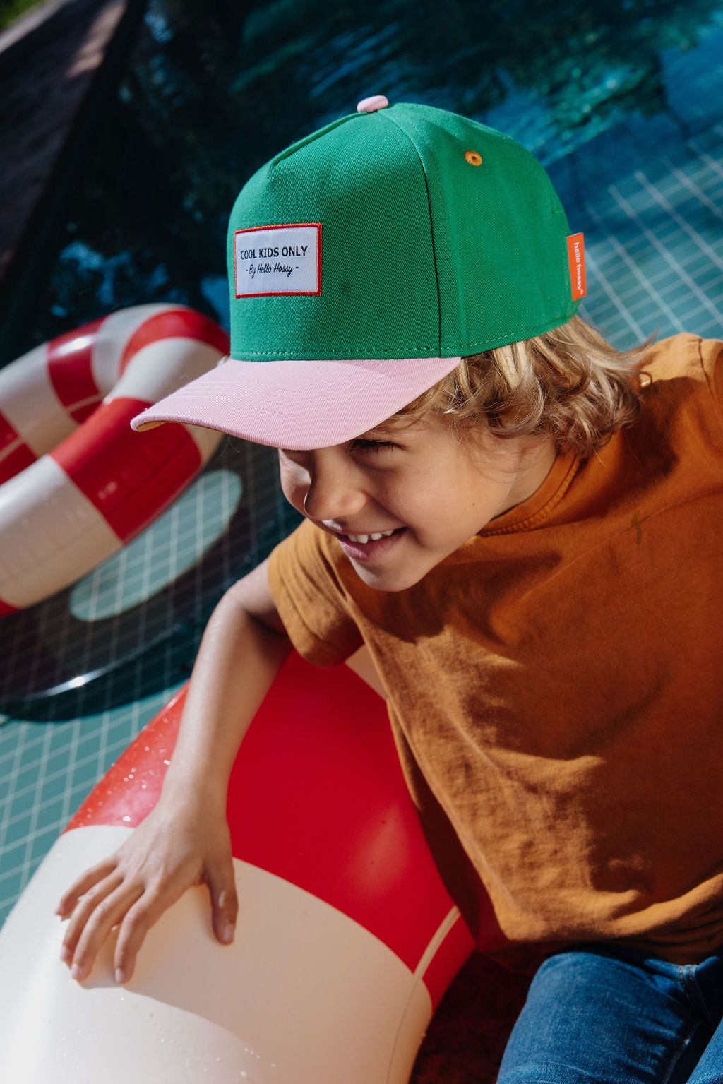 Pormenor do boné trucker Mini Green da Hello Hossy, modelo eco-responsável de rede atrás