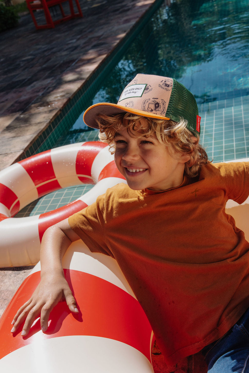 Pormenor do boné trucker Inkee da Hello Hossy, modelo eco-responsável de rede atrás