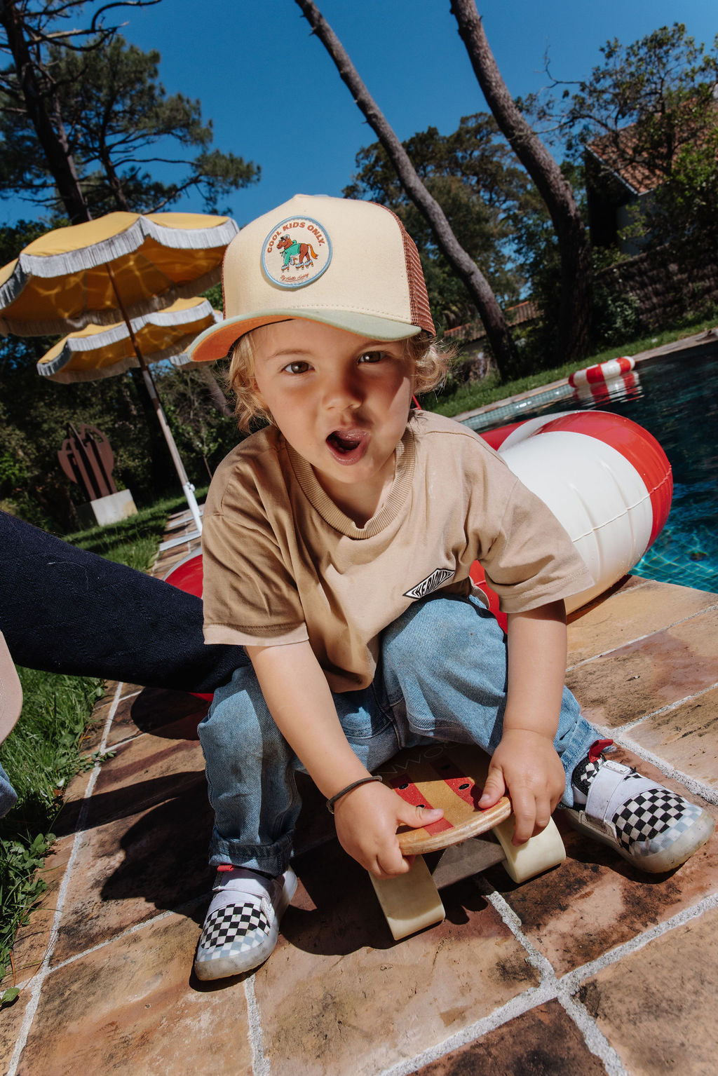 Pormenor do boné trucker Rolling Pony da Hello Hossy, modelo eco-responsável de rede atrás