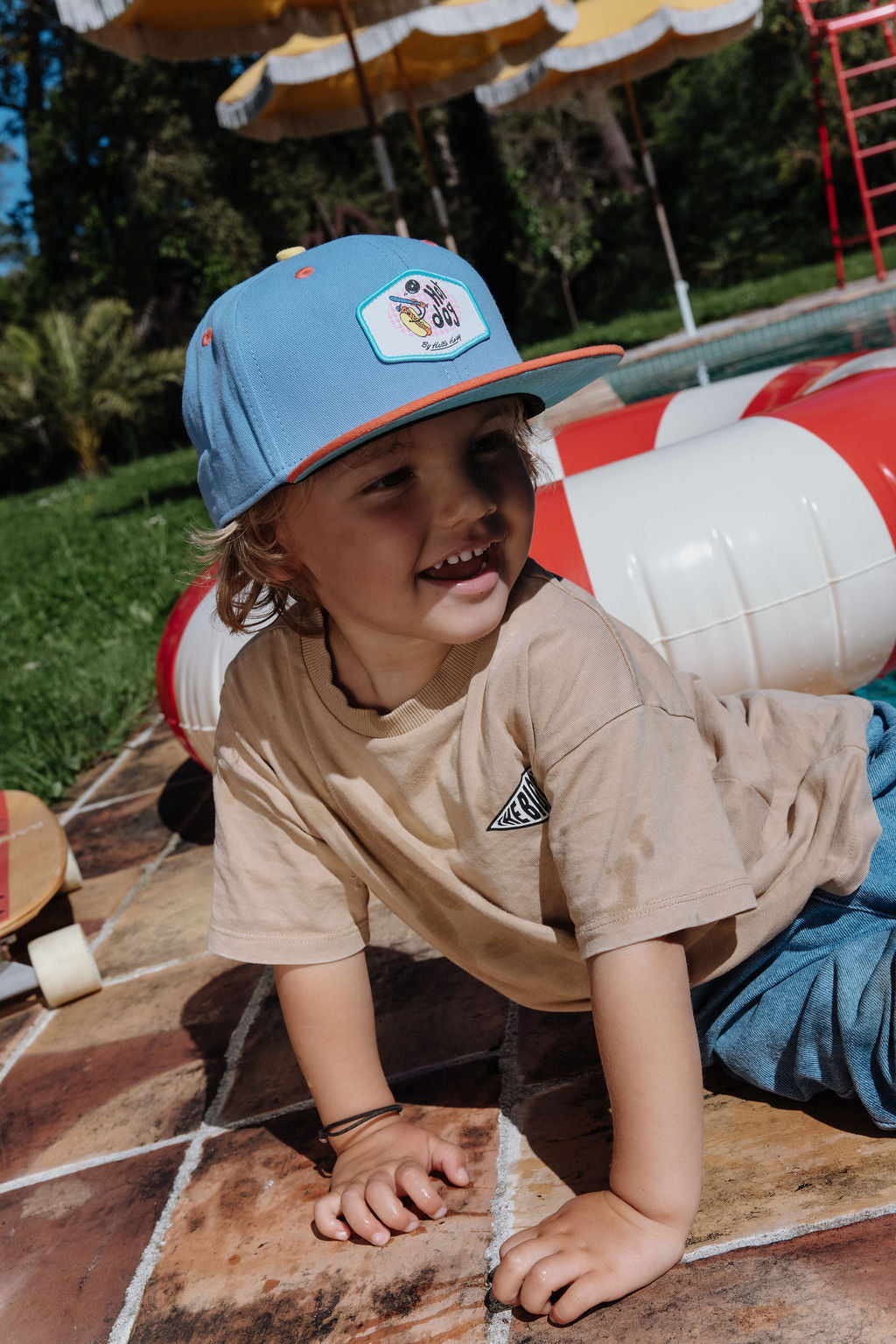 Pormenor do boné trucker Hot Dog da Hello Hossy, modelo eco-responsável de rede atrás