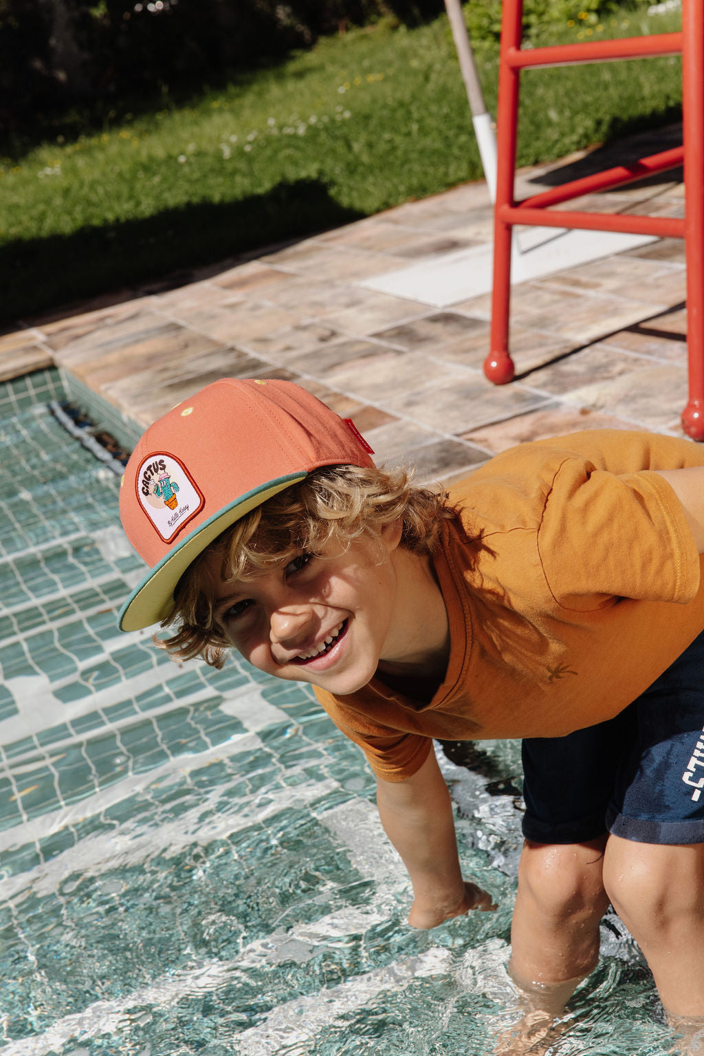 Pormenor do boné trucker Cactus da Hello Hossy, modelo eco-responsável de rede atrás