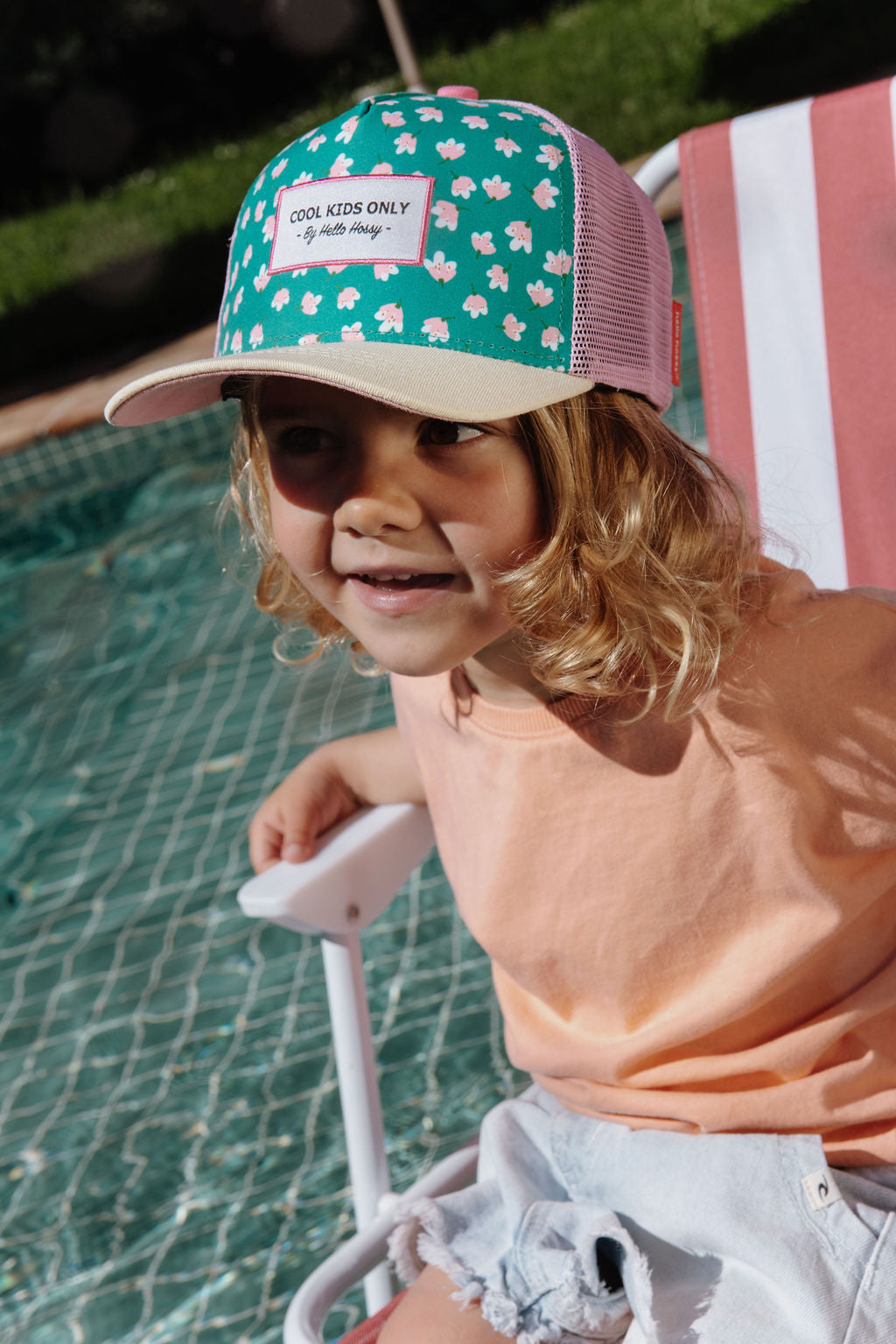 Pormenor do boné trucker Garden Joy da Hello Hossy, modelo eco-responsável de rede atrás