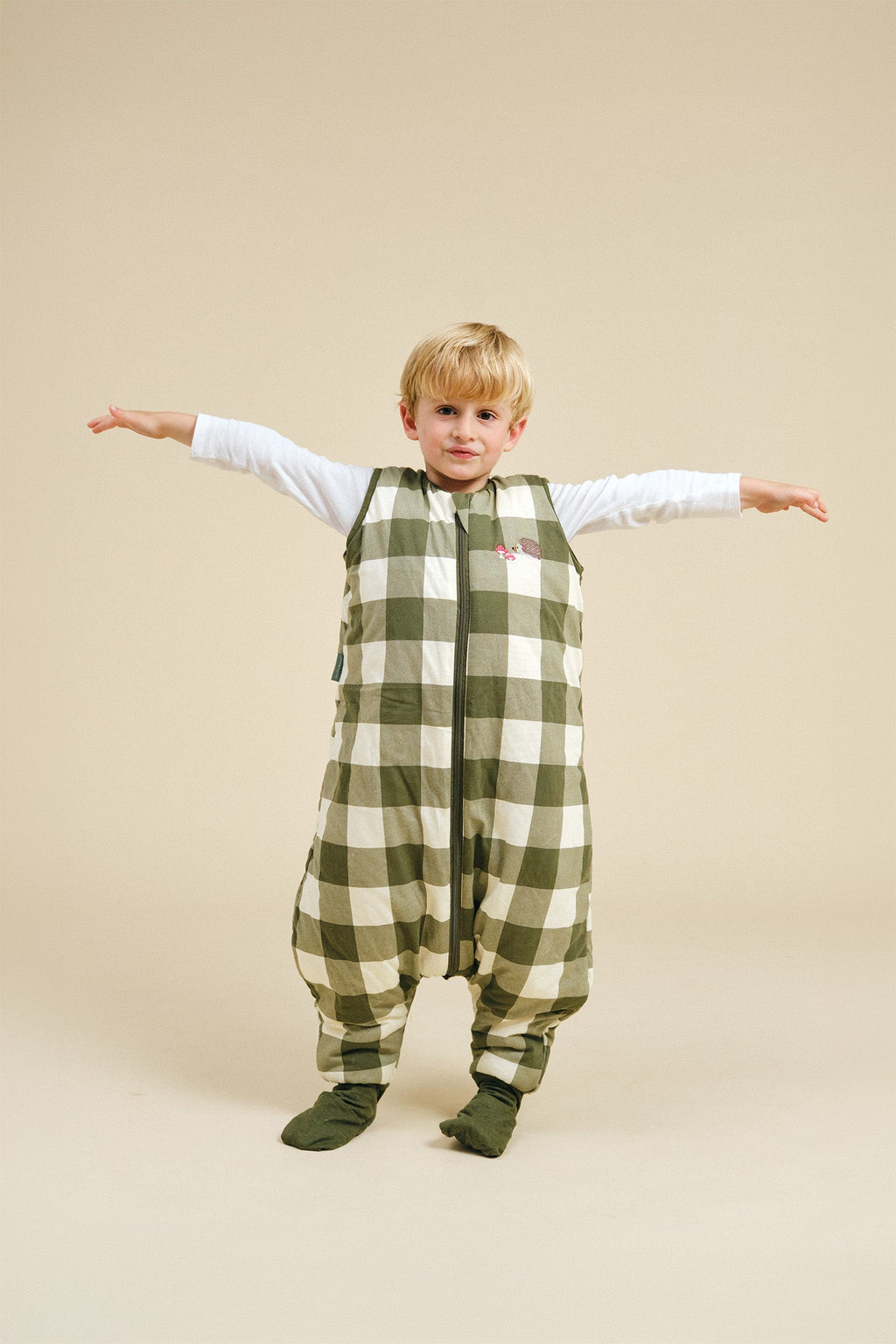 Pijama manta MolisandCo TOG 2.5 com pés e meias antiderrapantes no padrão Vichy Forest, visto de frente