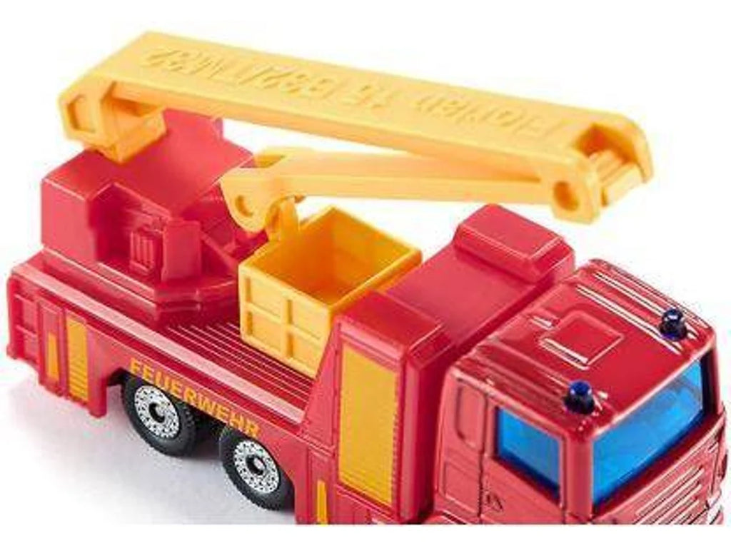 Detalhe em plano aproximado da cabine e da plataforma de resgate amarela do camião dos bombeiros Siku, destacando os detalhes do modelo e a inscrição "FEUERWEHR".