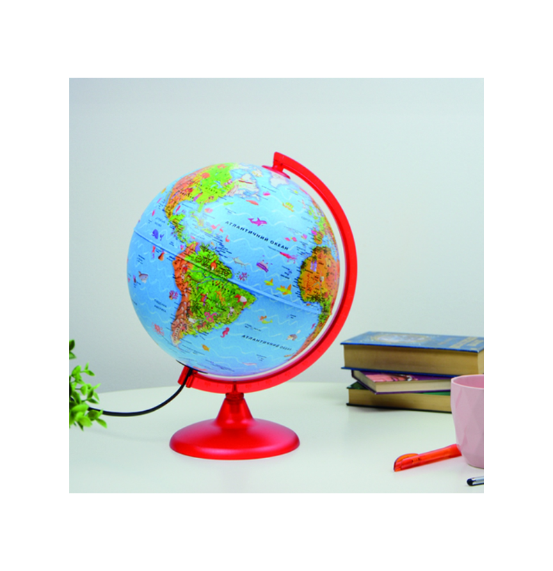 Globo com Luz Zoo 25cm em cima de uma secretária branca ao lado de livros, mostrando como pode ser usado como peça educativa e decorativa num quarto infantil.