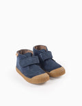 Um par de botins infantis Victoria azuis, com fecho de velcro e sola flexível em tom castanho claro, apresentados sobre um fundo branco.
