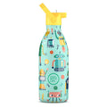 Garrafa térmica Cool Bottles Short Circuit 500ml em azul-claro com padrão de robôs coloridos e tampa amarela com palhinha e pega.