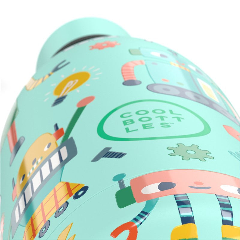 Detalhe aproximado da garrafa térmica Cool Bottles Short Circuit 500ml, mostrando o logótipo "COOL BOTTLES" e o padrão de robôs em relevo.