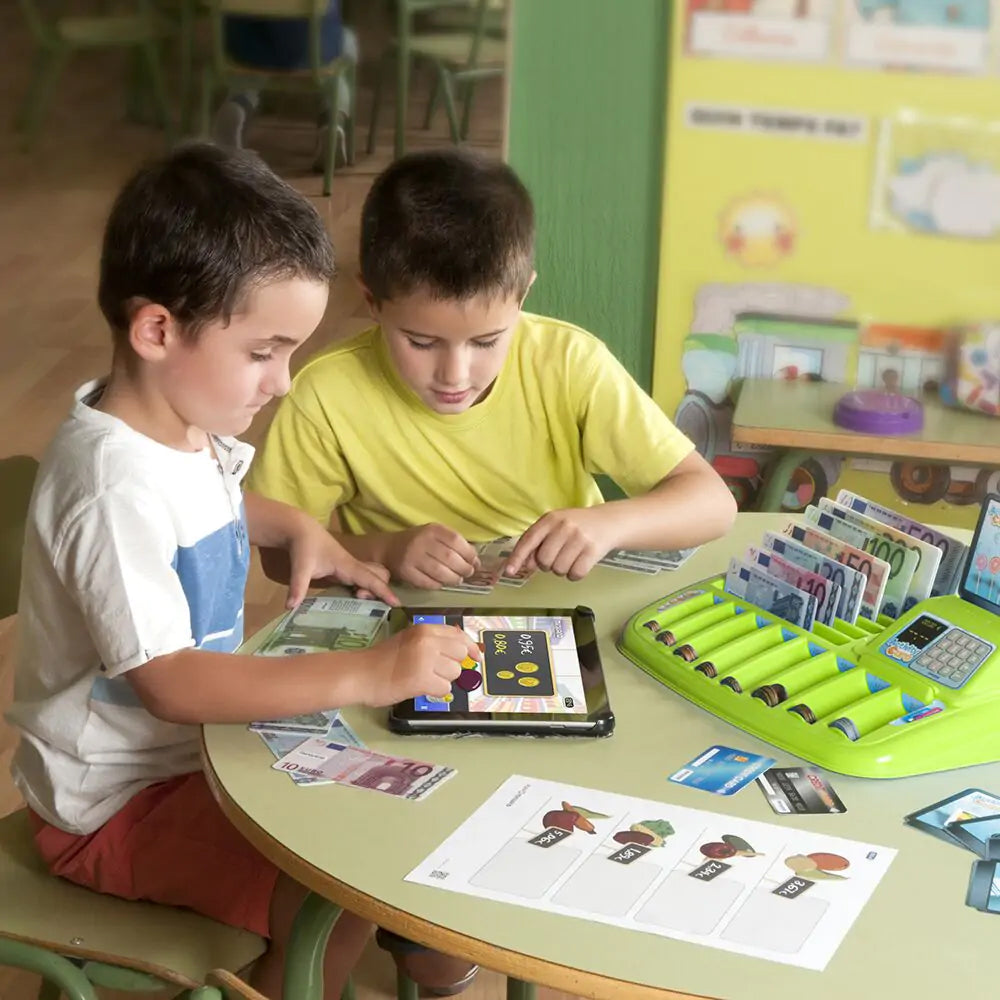 Conjunto de brinquedo educativo Miniland Euro Shopping com tabuleiro verde, notas, moedas, cartões de crédito e folhas de atividades para aprender sobre euros.