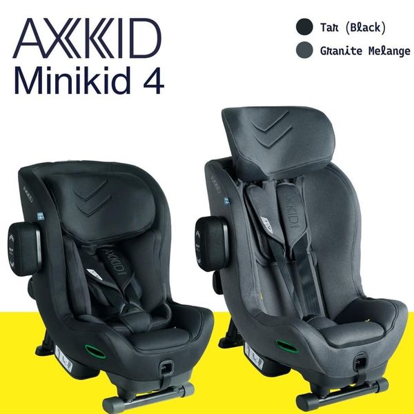 Duas cadeiras auto AXKID Minikid 4, uma em preto (Tat Black) e outra em cinza (Granite Melange), exibidas de frente.