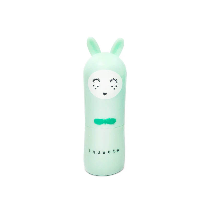 Bálsamo labial Inuwet Bunny verde menta fechado, com o coelho de expressão calma e olhos fechados.