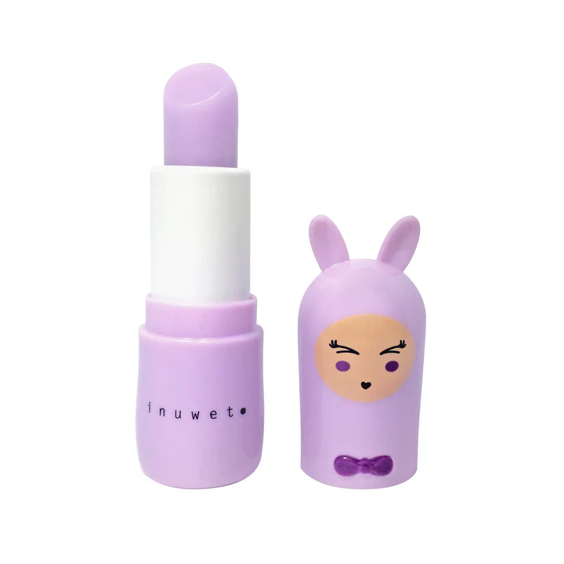 Bálsamo labial Inuwet Bunny lilás aberto, com o stick roxo claro, e o coelho com uma expressão zangada.