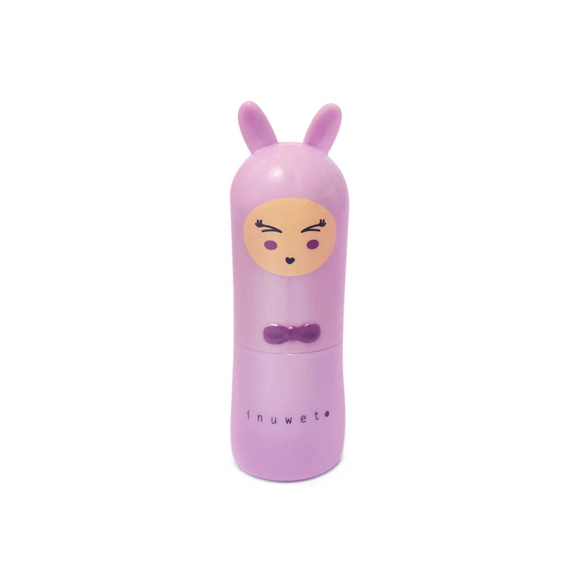Bálsamo labial Inuwet Bunny roxo fechado, com o coelho de expressão zangada e sobrancelhas franzidas.