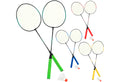 Conjunto de 2 raquetes de badminton com pegas coloridas (verde, vermelho, azul, amarelo) e volantes brancos, destacando a variedade para jogos recreativos.