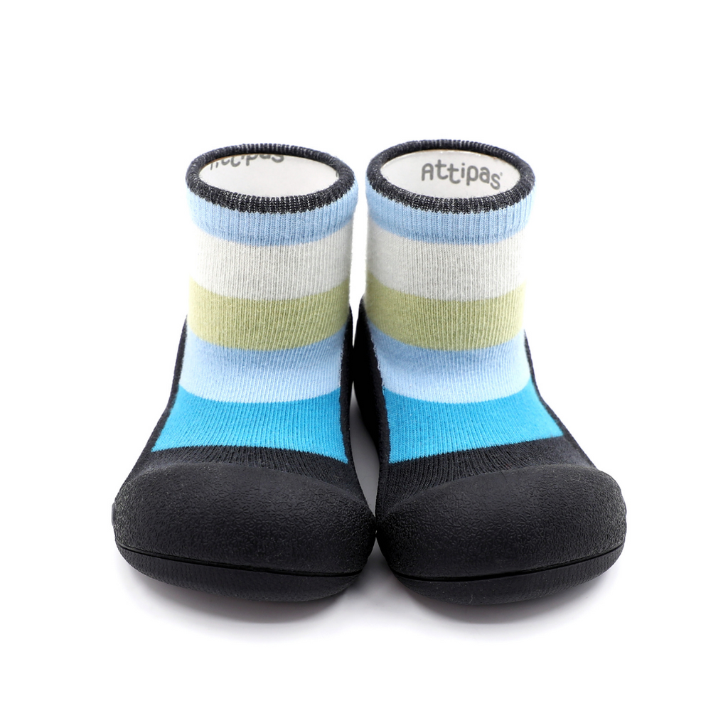 Par de sapatos-meia Attipas New Rainbow Blue, calçado respeitador com sola preta e padrão de riscas azuis, verdes e brancas.