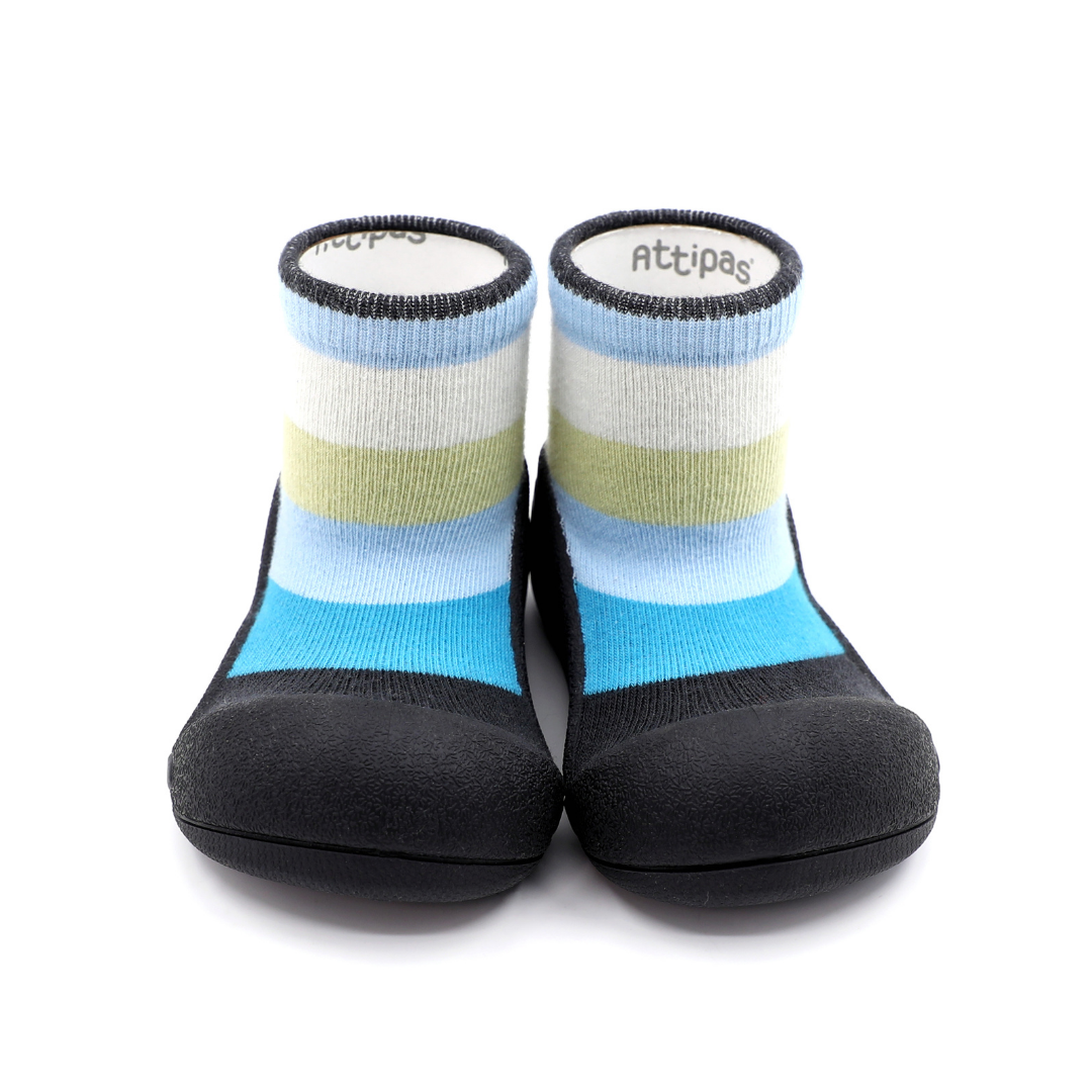 Par de sapatos-meia Attipas New Rainbow Blue, calçado respeitador com sola preta e padrão de riscas azuis, verdes e brancas.