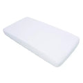 KikkaBoo Lençol/Resguardo impermeável 60x120x15cm Bamboo branco, ajustado a um colchão, exibindo a sua textura suave e o ajuste perfeito.
