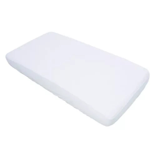 KikkaBoo Lençol/Resguardo impermeável 60x120x15cm Bamboo branco, ajustado a um colchão, exibindo a sua textura suave e o ajuste perfeito.