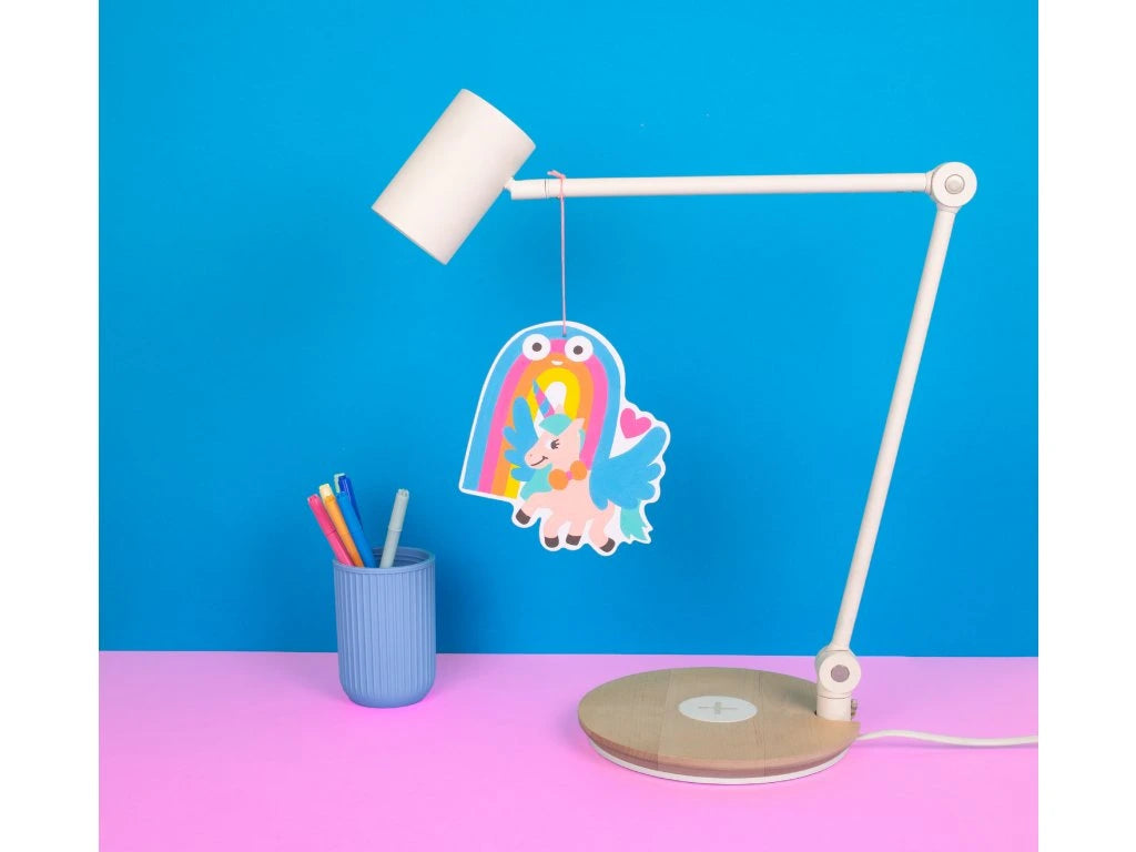 Decoração de unicórnio e arco-íris pintada, pendurada numa luminária, demonstrando como pode ser usada para decorar um espaço.