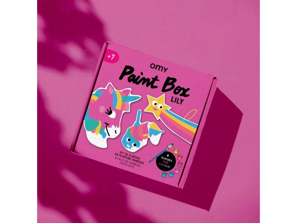 Caixa rosa da OMY Paint Box Lily com ilustrações de unicórnio, estrela cadente e informações sobre o kit de pintura.