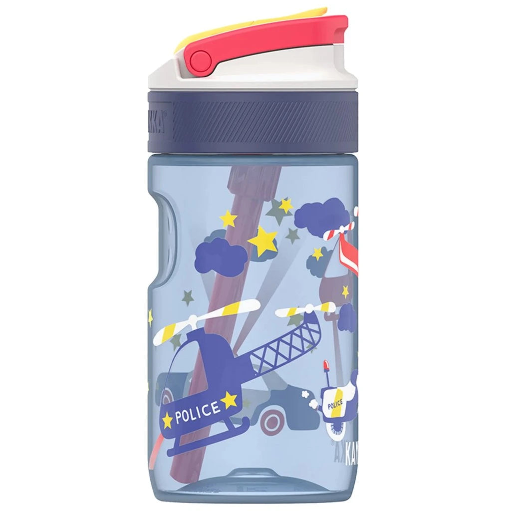 Garrafa Kambukka LAGOON Police Patrol 400 ml com tampa azul, branca e amarela, e um padrão de helicóptero da polícia, carro e estrelas num fundo azul claro.
