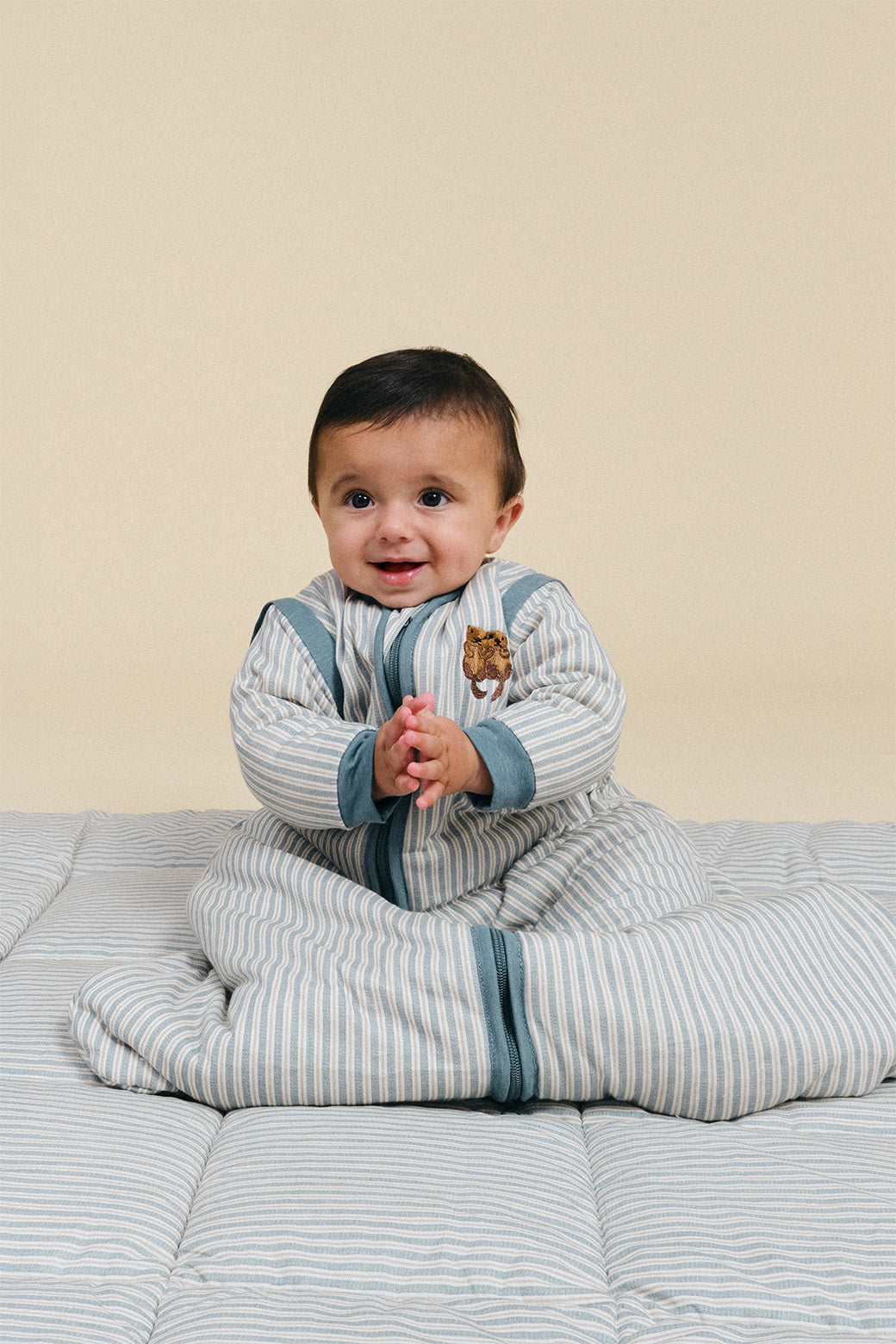 Saco de dormir de bebé MolisandCo TOG 2.5 com mangas no padrão Blue Stripes, visto de frente