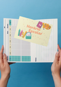 Horário escolar da gotu com fundo bege claro e elementos de cadernos e lápis sorridentes. Design infantil com cores suaves, ideal para crianças mais novas. Inclui espaço grande para organização do horário.