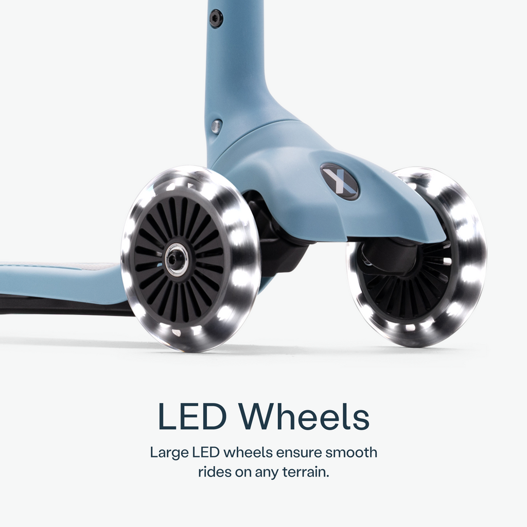 Pormenor da roda LED da trotinete Smartrike XTEND Mini+ em azul pastel
