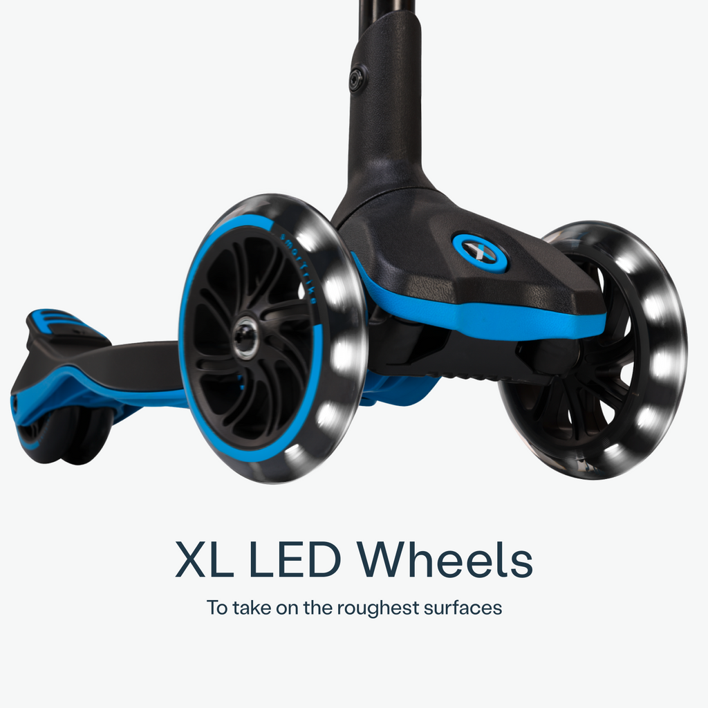 Pormenor da roda LED extra grande da trotinete Smartrike XTEND Scooter Azul