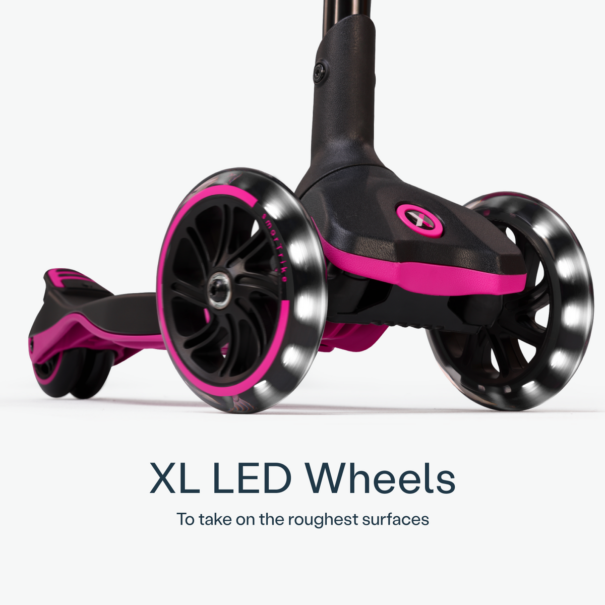 Pormenor da roda LED extra grande da trotinete Smartrike XTEND Scooter Rosa