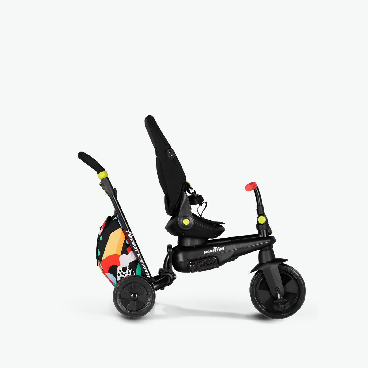 Smartrike STR7 Kelly Anna Imagine visto de lado com guiador dos pais
