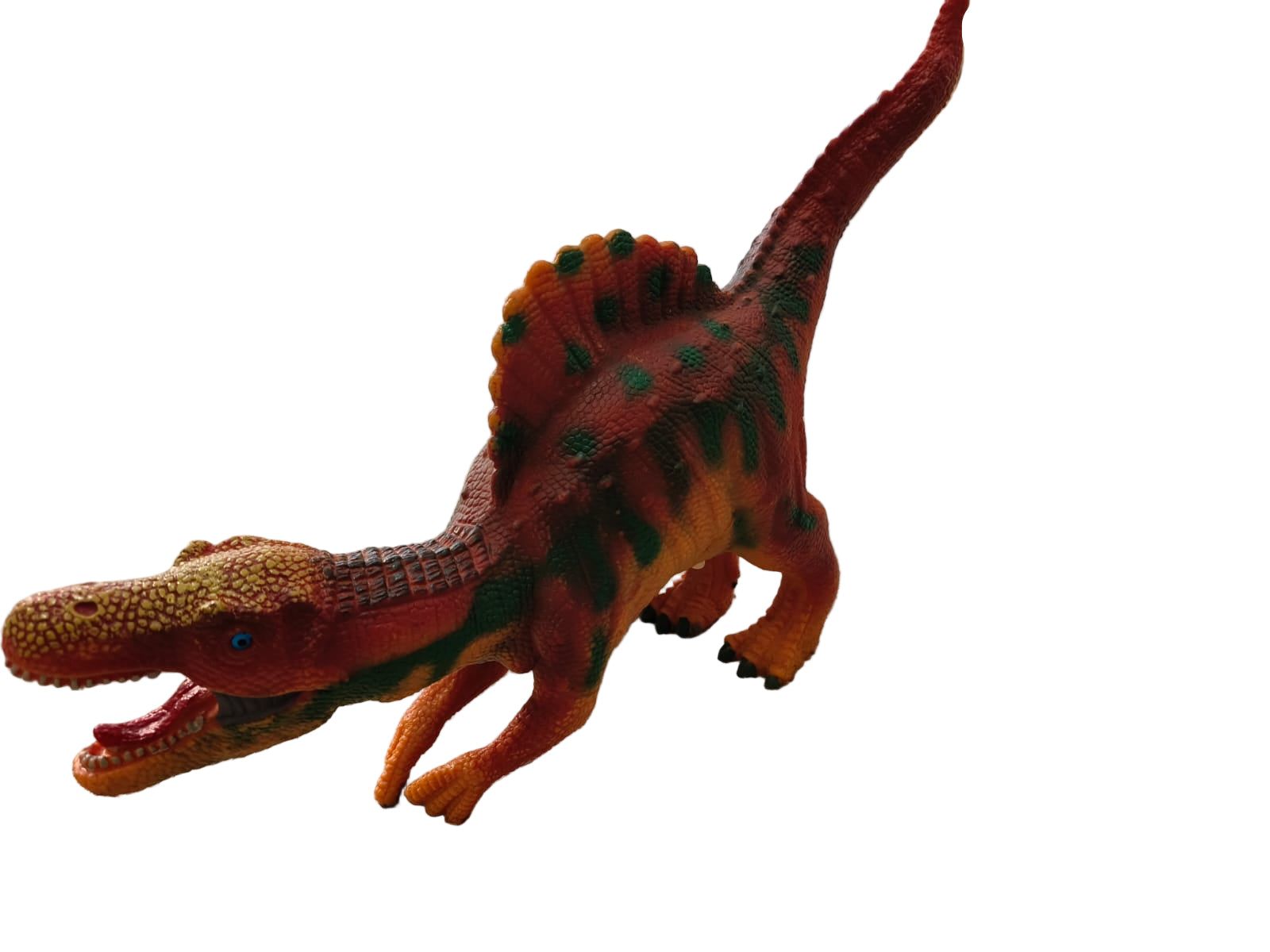 Detalhe do dinossauro Spinosaurus WToy, em tons de laranja e verde, com a sua característica barbatana dorsal, em fundo branco.