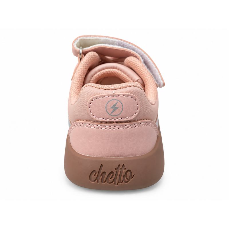 Sapatilha barefoot Chetto em rosa vista de trás, com calcanhar reforçado e tira de velcro