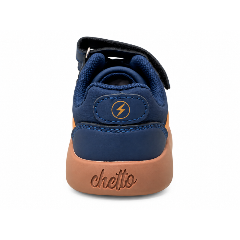 Sapatilha barefoot Chetto em azul marinho vista de trás, com calcanhar reforçado e logótipo da marca