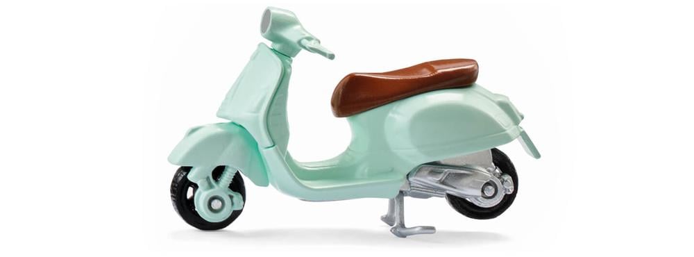 Miniatura SIKU da scooter Vespa 125 GTS SUPER na cor verde-água com assento castanho, vista de perfil, destacando o design clássico.